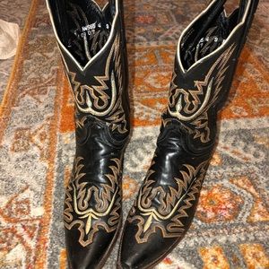 Lucchese embroidered boots in nearly new condition